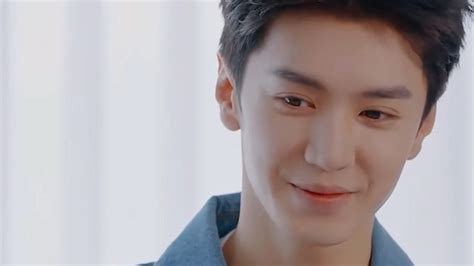 Watch the latest 陈哲远看到梁洁穿玩偶服后 (2025) online with English subtitle for ...