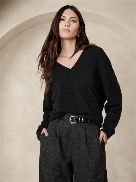 Oversized Lightweight Cashmere V-Neck Sweater | Banana Republic