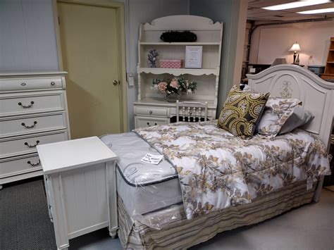Soft White Twin Bedroom Suite | Roth & Brader Furniture