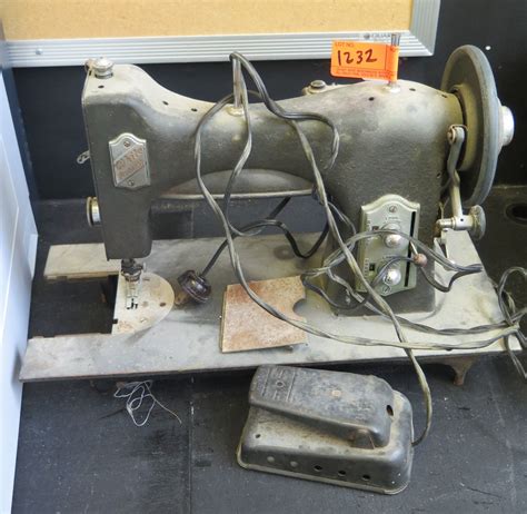 Vintage White Rotary Sewing Machine (RM-204) - Oahu Auctions