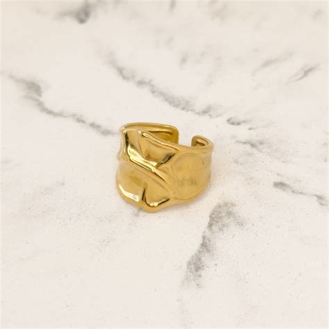 Rosita Gold Δαχτυλίδι με Ανάγλυφο Σχέδιο - Cressida Jewels