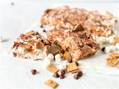 These Golden Grahams Smores Cereal Bars are a take on the classic ...