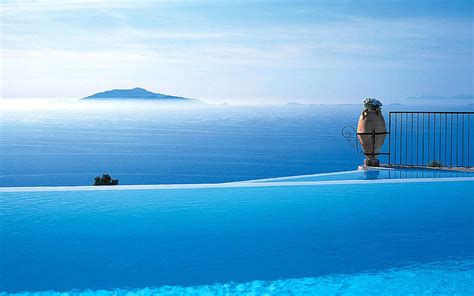 5 Breathtaking Infinity Pools Around The World - lifeberrys.com
