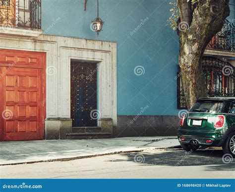 Rua Silenciosa Da Cidade Do México, Distrito De Coyoacan Foto de Stock ...