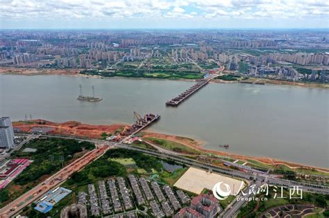 江西南昌：桥墩出水 过江大桥施工忙