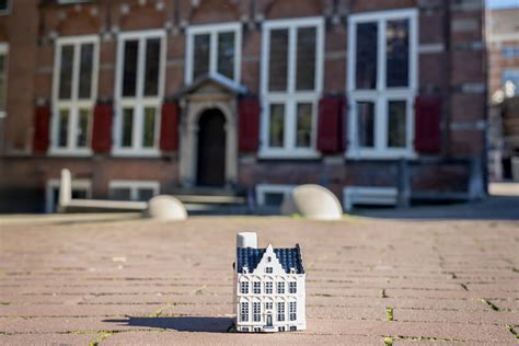 Delft Blue houses KLM’s Delft Blue miniature houses and how to get them ...