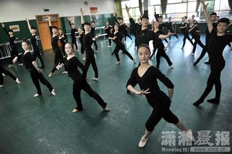 株洲一中学舞蹈班有32名男生 为艺考两年没碰篮球_新浪湖南_新浪网