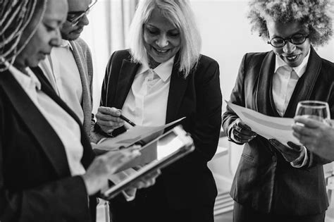 Black and White Business People 的图像结果