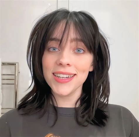 Billie Eilish's Post-Show Beauty Routine | Beauty Secrets | Vogue ...