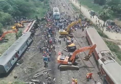 印度火车出轨相撞 至少200死900伤 | 列车相撞 | 印度交通事故 | 新唐人中文电视台在线