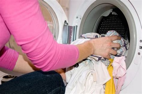 内衣为什么要单独洗，而不能跟其他衣服一起扔进洗衣机里？？_百度知道