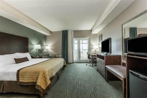 OFF SHORE INN & SUITES (Bellevue, Iowa) - Hotel Reviews & Photos ...