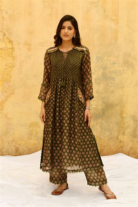 Green Dotted Cascade Pocket Style – Label Niti Bothra
