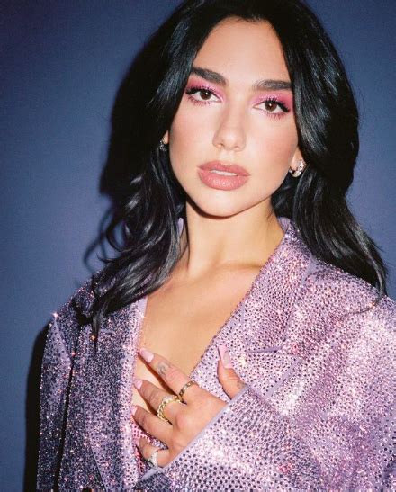 Dua Lipa Escapes "Scary" Situation With Fans In Mexico City - That ...
