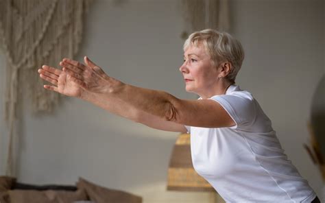 Chair Core Exercise Over 50 的图像结果