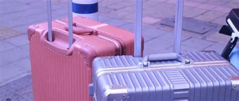 机场客运码头到达区行李传送带上的蓝色行李-包图企业站
