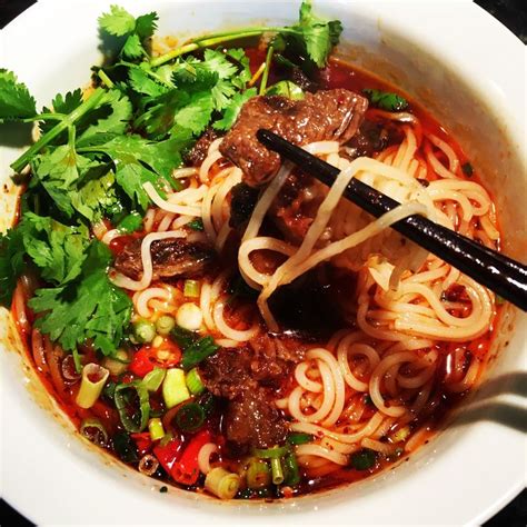 襄樊凉面是湖北襄樊地区的汉族传统面食，据传，唐代民间即食凉面