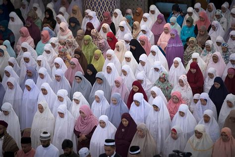 Mumbai: Ramzan austerities end with Eid celebrations