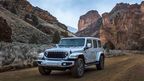 2024 Jeep Wrangler costs $33,690, offers more as standard
