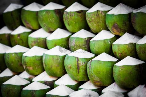 市场上的新鲜椰子热带水果新鲜椰子高清图片下载-正版图片304101517-摄图网
