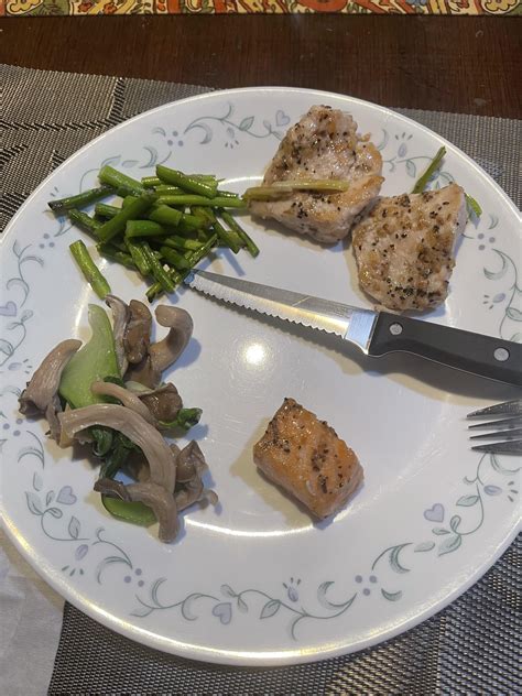 Calorie estimate for grilled chicken breast, grilled salmon, asparagus, bok choy, and mushrooms ...