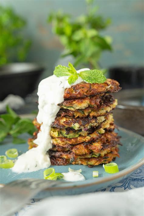 Zucchini-Puffer mit Minz-Joghurt – Griechische Kolokithokeftedes