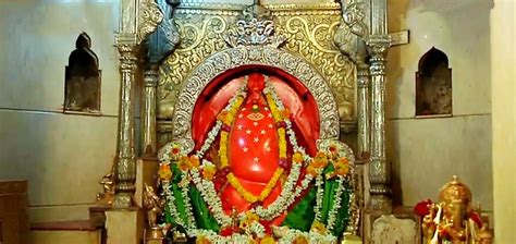 इस मंदिर में मूषकराज पर नहीं मयूर पर सवार हैं बप्पा