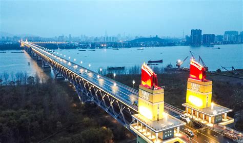 刚刚，南京长江大桥全线亮灯！你知道“天堑飞虹”背后的故事吗？