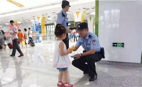3岁小女孩在商场走丢，当她说出爸爸的名字后，民警立即笑喷了