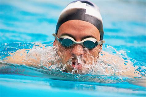 游泳者在水中溅起特写镜头运动男子高清图片下载-正版图片507390856-摄图网