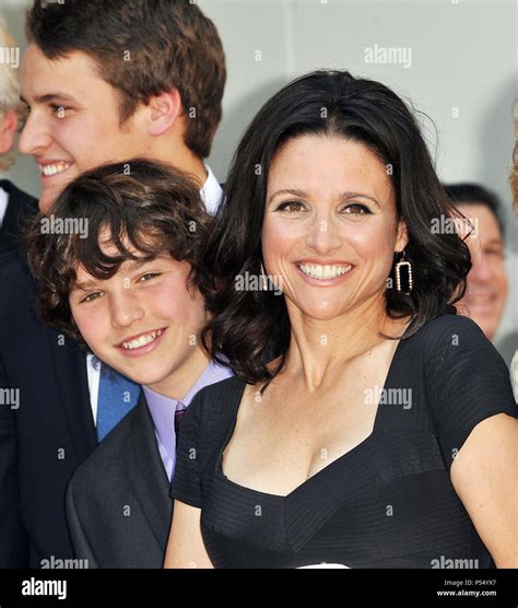 Julia Louis-Dreyfus sons Henry and Charlie 22 - Julia Louis Dreyfuss ...