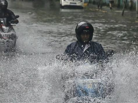 Another Death In Mumbai Due To Potholes: 45 YO Man Falls Down, Crushed ...