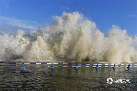 台风“烟花”逐渐影响山东青岛 沿海掀起大浪-天气图集-中国天气网