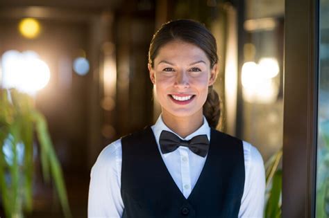 Portrait of smiling waitress | Premium Photo