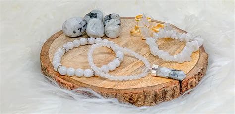Moonstone Meaning, Benefits And Properties - Solacely