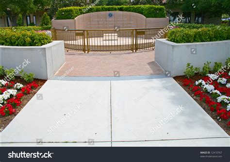 President Ronald Reagan Grave Stock Photo 12410767 : Shutterstock