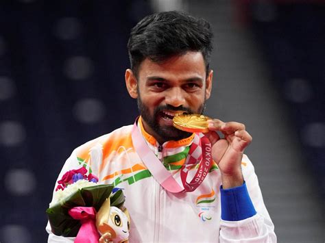 Why do athletes bite medals | Its Origin, History & Top Reasons
