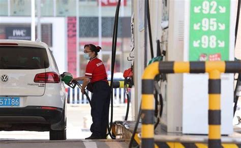 国内油价或再下降，预计下调超510元吨，今年最后一次油价调整_搜狐汽车_搜狐网