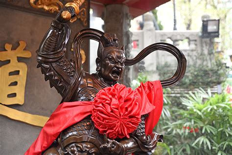 香港的黄大仙祠，为什么每年春节都人满为患？_上香