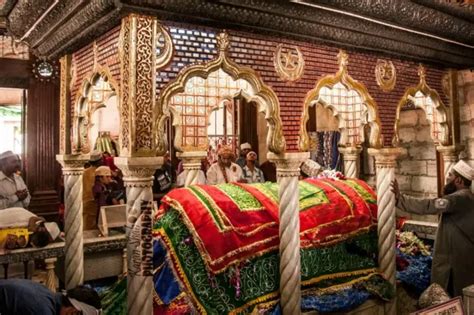 'Women Bending To Pray May Show Breasts' - Haji Ali Dargah's Bizarre ...