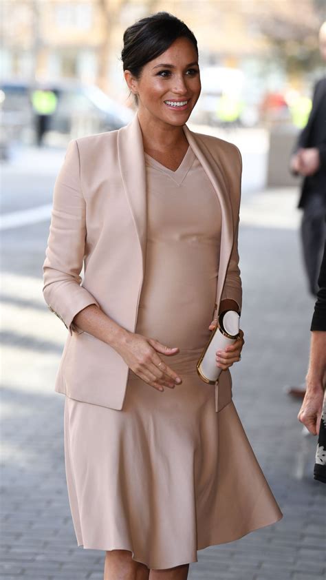 Pregnant MEGHAN MARKLE Leaves National Theatre in London 01/30/2019 ...