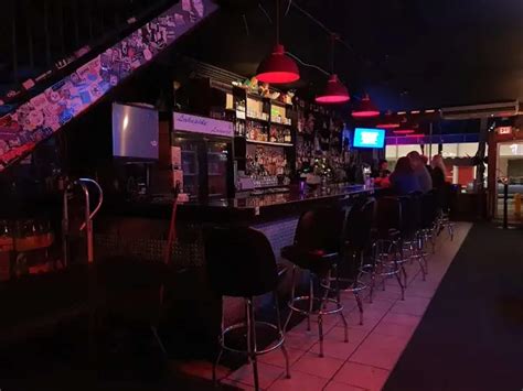 Slim's Dive Bar | Dive Bar-Iconic Hole in the Wall with Intimate ...