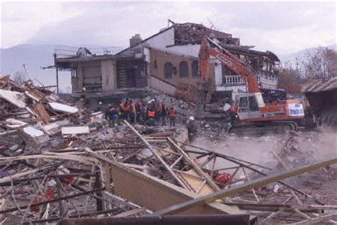 土耳其发生六级强烈地震 多间房屋倒塌(附图)