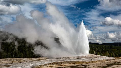 Scientists reveal when a Yellowstone volcano super eruption could ...