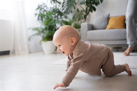 Baby crawling Photos - Download Free High-Quality Pictures | Freepik