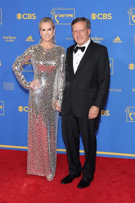 Swimsuit-clad Dr. Jennifer Ashton displays remarkably sculpted physique ...