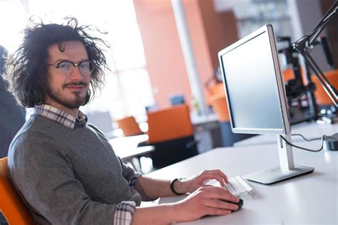 Businessman On Computer 的图像结果