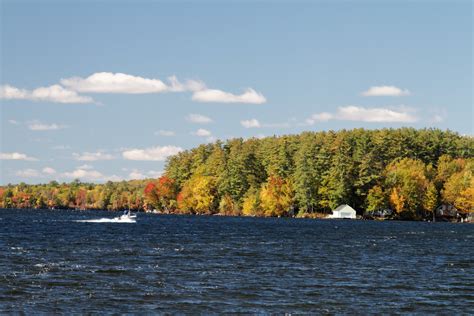 Lake Winnipesaukee Fall Foliage in New Hampshire 2024 - Rove.me