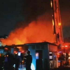 南阳火车站华恩大厦昨晚失火 消防官兵目前仍全力扑救-大河新闻