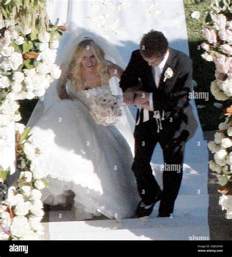 Avril Lavigne married her sweetheart, Deryck Whibley, in an romantic ...